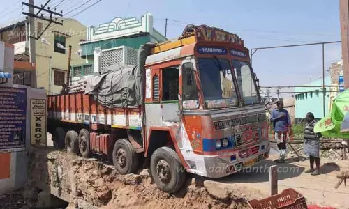 ஓடை பாலத்தில் சிக்கிய லாரியால் போக்குவரத்து பாதிப்பு