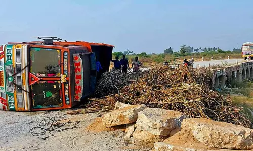திருத்தணி அருகே கரும்பு லாரி கவிழ்ந்து விபத்து திருத்தணி அருகே கரும்பு லாரி கவிழ்ந்து விபத்து