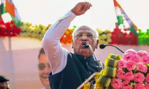 நாடாளுமன்றத்திற்கு உள்ளேயும் வெளியேயும் பேச்சு சுதந்திரம் இல்லை - கார்கே விமர்சனம் நாடாளுமன்றத்திற்கு உள்ளேயும் வெளியேயும் பேச்சு சுதந்திரம் இல்லை - கார்கே விமர்சனம்