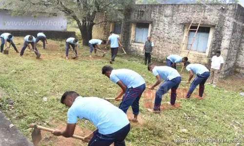 மாஞ்சோலை அரசு பள்ளியில் தூய்மை பணி