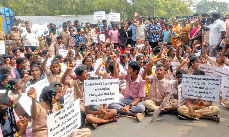 விளையாட்டு மைதானத்தை மீட்டு தரக்கோரி அரசு பள்ளி மாணவர்கள் சாலை மறியல்