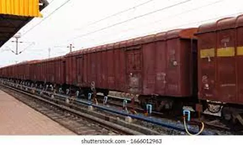 தர்மபுரிக்குசரக்கு ரெயிலில் 1,306 டன் உர மூட்டைகள் வந்தன6 மாவட்டங்களுக்கு பிரித்து அனுப்பப்பட்டது