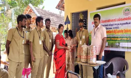 காளான் வளர்ப்பு குறித்து விவசாயிகளுக்கு செயல்விளக்கம்