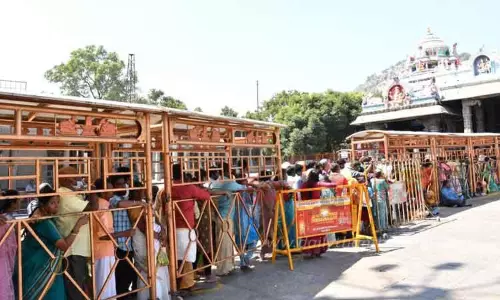 அருணாசலேஸ்வரர் கோவிலில் பக்தர்கள் கூட்டம் அலைமோதியது