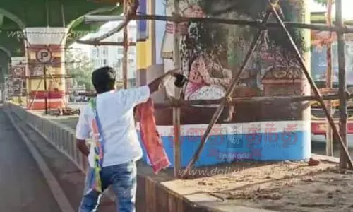 ஓவியங்கள் மை ஊற்றி அழிப்பு