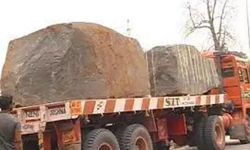 கிரானைட் கற்கள் கடத்திய லாரி பறிமுதல்