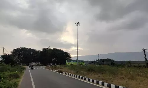 கூடலூரில் காட்சிப்பொருளான உயர்கோபுர மின்விளக்கு