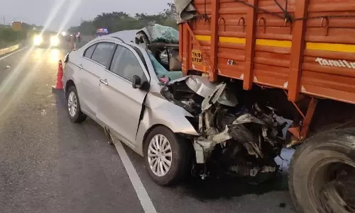 லாரி மீது கார் மோதல்; 2 நண்பர்கள் பலி