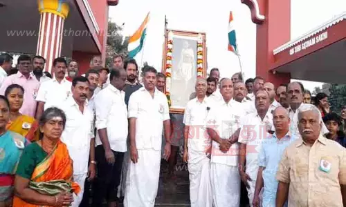 ராமேசுவரம் அக்னி தீர்த்த கடலில் மலர் அஞ்சலி