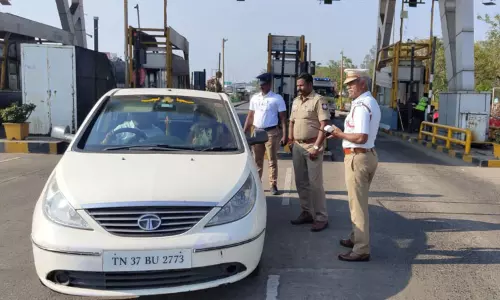 விக்கிரவாண்டி சுங்கச்சாவடியில் போலீசார் தீவிர வாகன சோதனை விக்கிரவாண்டி சுங்கச்சாவடியில் போலீசார் தீவிர வாகன சோதனை