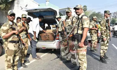 துணை ராணுவத்தினர் வாகன சோதனை