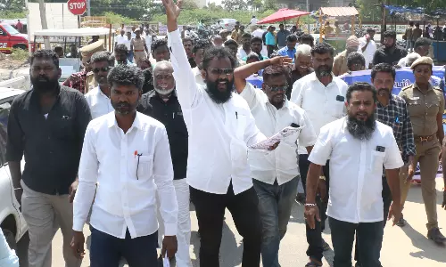 தூத்துக்குடி-நெல்லை தேசிய நெடுஞ்சாலையின்மையப்பகுதியில் சிமெண்டு தடுப்புகளை முறையாக அமைக்க கோரிக்கை