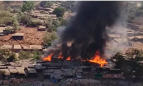 மும்பை குடிசைப்பகுதியில் பயங்கர தீ- சிறுவன் பலி மும்பை குடிசைப்பகுதியில் பயங்கர தீ- சிறுவன் பலி