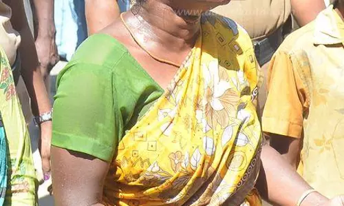 மகள்-மகனுடன் பெண் தீக்குளிக்க முயற்சி