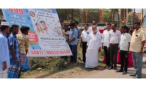 விக்கிரவாண்டியில் விளம்பர பதாகைகள் அகற்றம்பேரூராட்சி நிர்வாகம் நடவடிக்கை