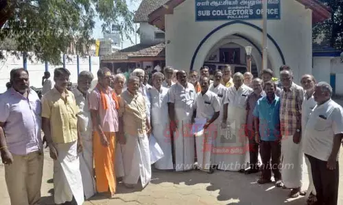 கோவிலை சுற்றி அமைத்த கம்பிவேலியை அகற்ற நடவடிக்கை