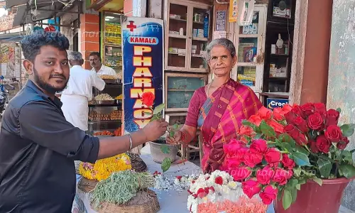 நாகையில், விற்பனைக்கு குவிந்த ரோஜா பூக்கள் நாகையில், விற்பனைக்கு குவிந்த ரோஜா பூக்கள்