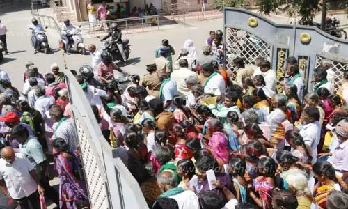 கலெக்டர் அலுவலகத்தை விவசாயிகள் முற்றுகை