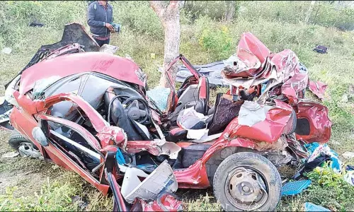 கார் மீது அரசு பஸ் மோதல்: ஒரே குடும்பத்தை சேர்ந்த 4 பேர் பலி