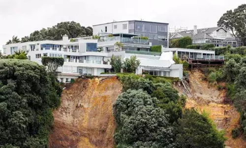 நியூசிலாந்தை தாக்கும் கேப்ரியல் சூறாவளி: வீடுகளை காலிசெய்யும் மக்கள்