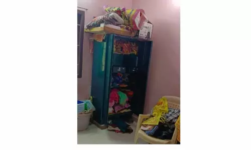 பூ வியாபாரி வீட்டில் 12 ½ பவுன் தங்க நகைகள் திருட்டு