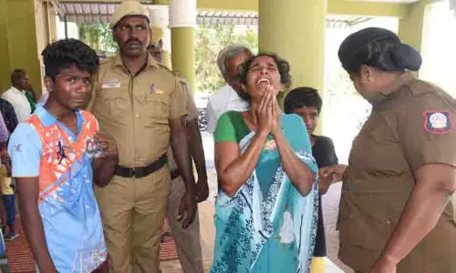 2 பெண்கள் குழந்தைகளுடன் தீக்குளிக்க முயற்சி