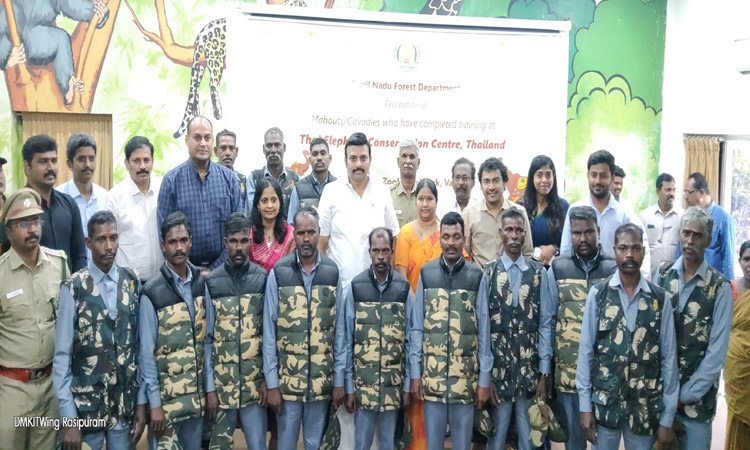 வண்டலூர் உயிரியல் பூங்காவில் தாய்லாந்தில் சிறப்பு பயிற்சி பெற்று திரும்பிய யானை பாகன்களுக்கு பரிசு