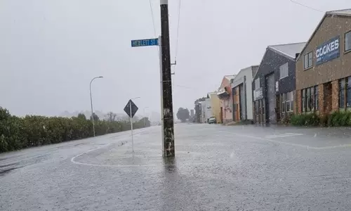 நியூசிலாந்தை தாக்கிய பயங்கர புயல்: தேசிய அவசரநிலை பிரகடனம்