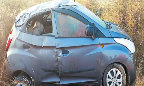 திருப்பதி கோவிலுக்கு சென்று விட்டு திரும்பிய போது நெடுஞ்சாலை அறிவிப்பு பலகையில் மோதி சாலையில் கவிழ்ந்த கார்