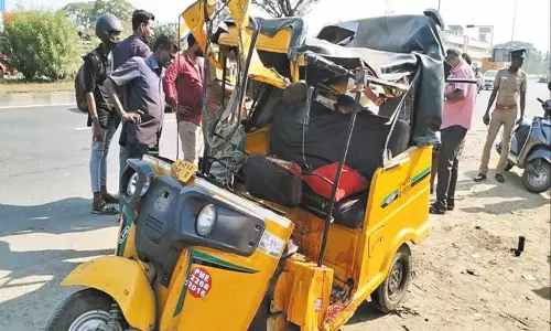 சாலையோரம் நின்ற லாரி மீது ஆட்டோ மோதி கணவன், மனைவி பலி
