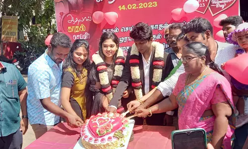 மாலை மாற்றி திருமணம் செய்த காதல் ஜோடி மாலை மாற்றி திருமணம் செய்த காதல் ஜோடி