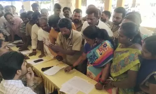 மேயர்,ஆணையாளரை முற்றுகையிட்டு போராட்டம் மேயர்,ஆணையாளரை முற்றுகையிட்டு போராட்டம்