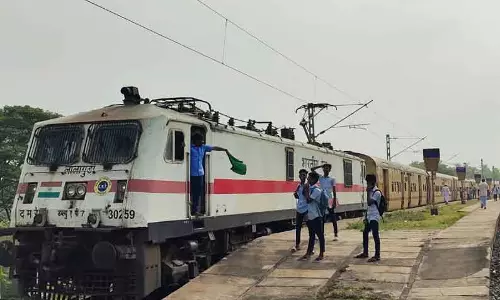 ராமேஸ்வரம் எக்ஸ்பிரஸ் ரெயில் விழுப்புரத்தோடு திடீரென நிறுத்தம்பயணிகள் கடும் அவதி