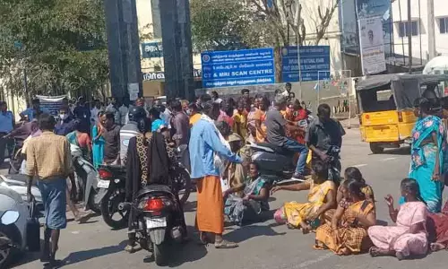 கொலையாளிகளை கைது செய்யக்கோரி உடலை வாங்க மறுத்து உறவினர்கள் மறியல்