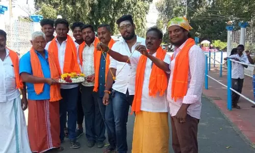 காதலர் தினத்துக்கு எதிர்ப்பு:வைகை அணை பூங்காவுக்கு தாலி, மாலையுடன் வந்த இந்து இளைஞர் முன்னணியினர்