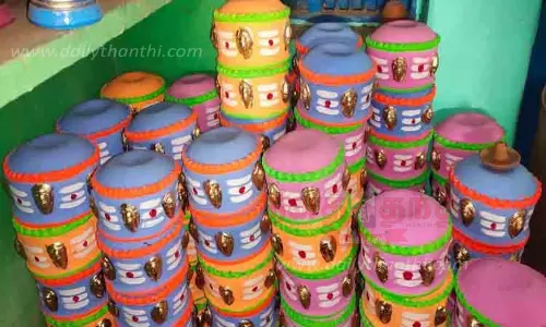 மாசி-பங்குனி மாத திருவிழாவையொட்டி மானாமதுரையில், நேர்த்திக்கடன் பானைகள் தயாரிக்கும் பணி மும்முரம் மாசி-பங்குனி மாத திருவிழாவையொட்டி மானாமதுரையில், நேர்த்திக்கடன் பானைகள் தயாரிக்கும் பணி மும்முரம்