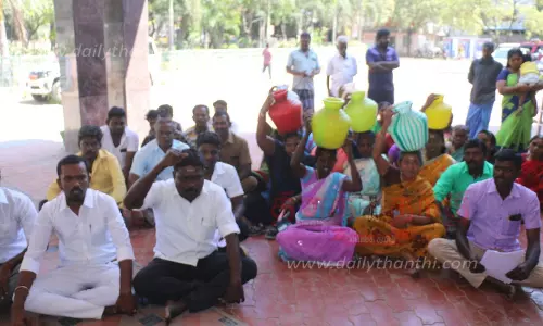 நெல்லை மாநகராட்சி அலுவலகத்தில் காலிக்குடங்களுடன் பொதுமக்கள் முற்றுகை நெல்லை மாநகராட்சி அலுவலகத்தில் காலிக்குடங்களுடன் பொதுமக்கள் முற்றுகை