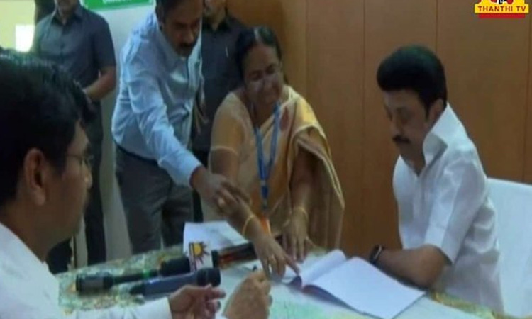 சேலம்: ஓமலூர் வட்டாட்சியர் அலுவலகத்தில் முதல்-அமைச்சர் மு.க.ஸ்டாலின் ஆய்வு