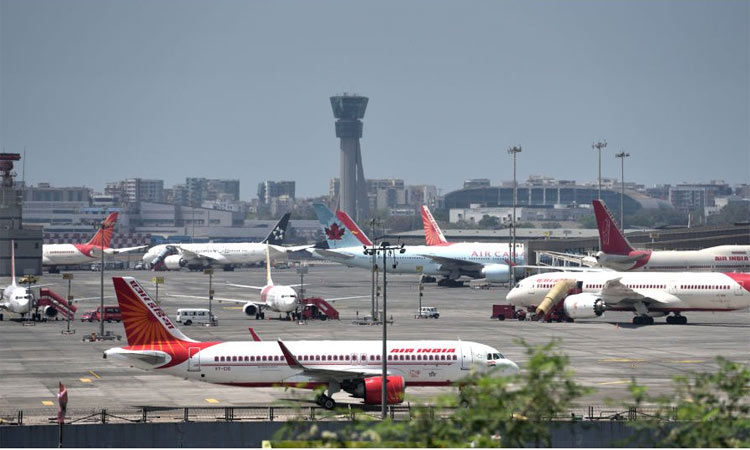 விமானத்தை பார்ப்பதே கடைசி ஆசை: விமானத்தில் சென்று தற்கொலை செய்த இளைஞர்...!