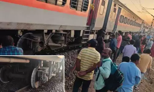 ஆந்திரா : கோதாவரி எக்ஸ்பிரஸ் ரெயில் தடம் புரண்டது ஆந்திரா : கோதாவரி எக்ஸ்பிரஸ் ரெயில் தடம் புரண்டது