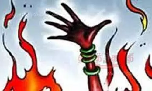 இளம்பெண் தீக்குளித்து தற்கொலை