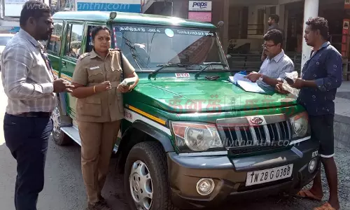 போக்குவரத்து விதிமுறைகளை மீறி இயக்கியகிரேன் உள்பட 3 வாகனங்கள் பறிமுதல்போக்குவரத்து துறை அதிகாரிகள் நடவடிக்கை