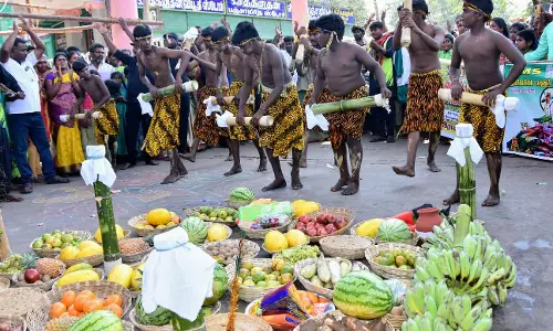 சீர்வரிசை பொருட்களை படைத்து பழங்குடியின மக்கள் வழிபாடு