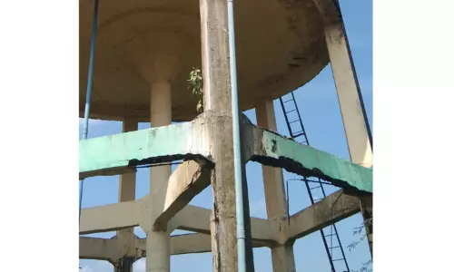 கிராம மக்களை அச்சுறுத்தும் பழுதடைந்த நீர்த்தேக்கதொட்டி