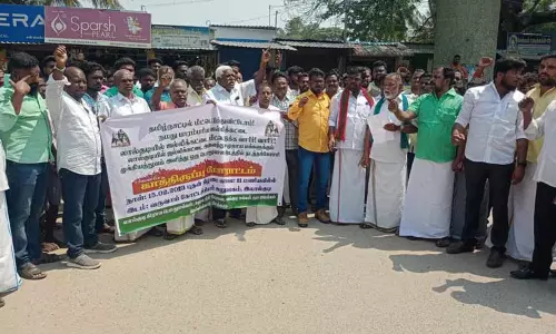 அனைத்து சமூகத்தினரையும்  ஜல்லிக்கட்டு விழா குழுவில் சேர்க்க கோரி பொதுமக்கள் ஆர்ப்பாட்டம்