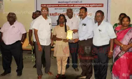 வெற்றி பெற்ற பள்ளி மாணவிகளுக்கு பரிசளிப்பு