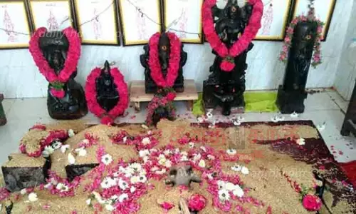 நெல்மணிகளை பரப்பி கோவிலில் சிறப்பு பூஜை நெல்மணிகளை பரப்பி கோவிலில் சிறப்பு பூஜை