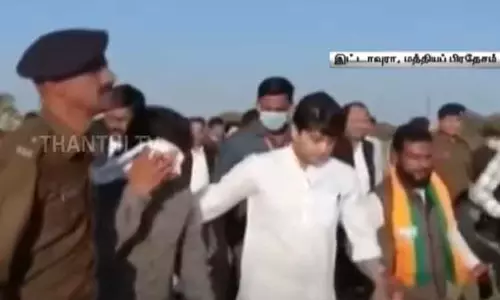 கிரிக்கெட் விளையாடிய மத்திய மந்திரி... பா.ஜ.க. நிர்வாகியின் தலையில் பந்து பட்டதால் காயம்