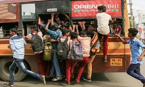 படிக்கட்டில் தொங்கியதை கண்டித்ததால் பஸ் டிரைவரை தாக்கிய கல்லூரி மாணவர்