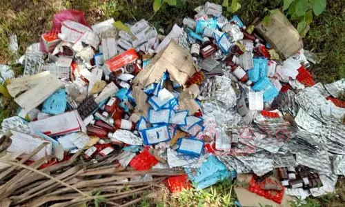 சாலையோரத்தில் கொட்டப்பட்ட மருத்துவ கழிவுகள்